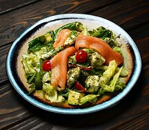 Салат со слабосоленым лососем, авокадо и сливочным сыром