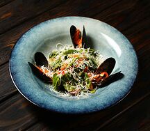 Теплый салат с морепродуктами