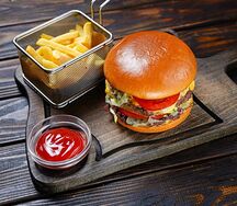 Двойной чизбургер и картофель фри