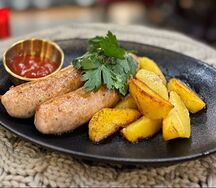 Жареные колбаски с картофелем
