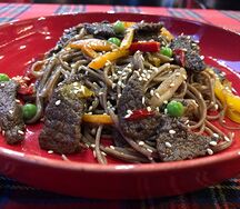 Соба с говядиной и овощами