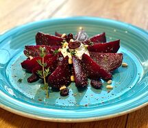 Свекла запечённая с муссом и кедровыми орешками