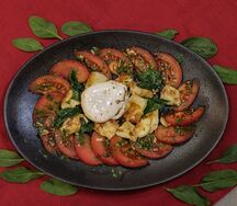 Яйцо пашот с жаренным сыром и помидорами