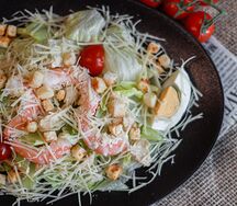 Салат Цезарь с креветками