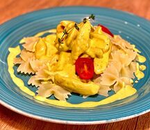 Паста фарфалле с курицей карри