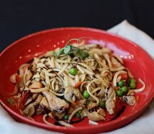 Удон с курицей и овощами