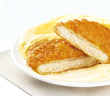 Куриная грудка в тесте со сливочным соусом и картофельным пюре