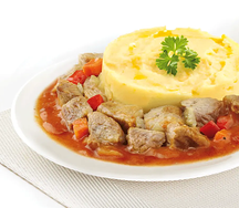 Гуляш из свинины с картофельным пюре