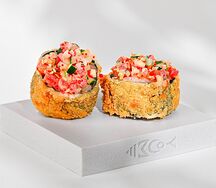 Темпура роллы с крабом и лососем