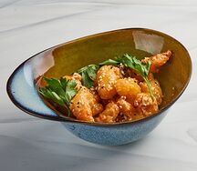 Креветки в кляре с соусом спайси и кунжутом