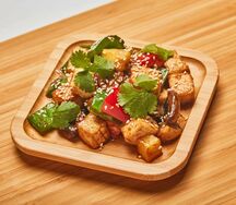 Жареный сыр тофу с овощами