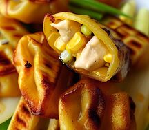 Жареные пельмени с курицей и кукурузой