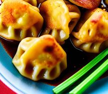 Жареные пельмени с креветками и кабачками