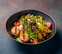 Салат с тигровыми креветками и кедровыми орешками