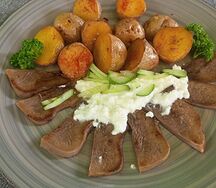 Язык отварной с картофелем