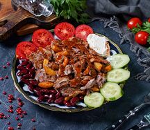 Шаурма с говядиной на тарелке