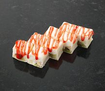 Сладкий ролл с клубничным соусом