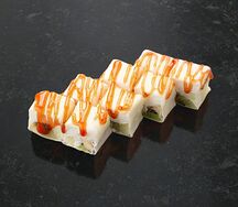 Сладкий ролл с карамельным соусом