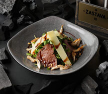 Ростбиф с руколой, овощами и кунжутным маслом