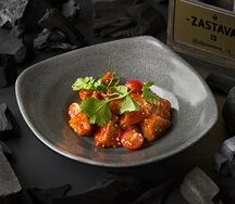 Салат с хрустящими баклажанами и томатами в кисло-сладком соусе