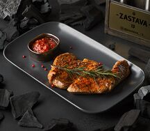 Стейк из свиной шеи с соусом сальса 