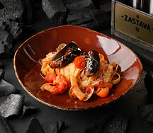 Тальятелле с морепродуктами в томатном соусе