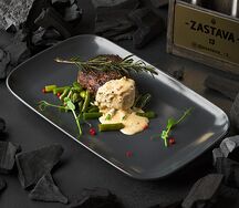 Перечный стейк с кенийской фасолью