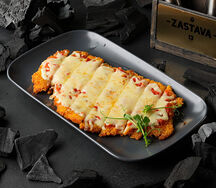 Филе индейки под томатным соусом с сыром моцарелла