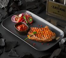 Свиная корейка со сладкими томатами и соусом сацебели