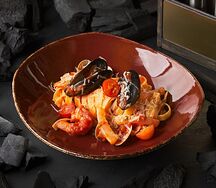 Тальятелле с морепродуктами в томатном соусе