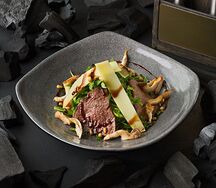 Ростбиф с руколой, овощами и кунжутным маслом