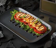 Салат с жареным сыром и томатами