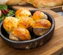 Шапочки шампиньонов, запеченные с сыром