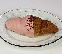 Круассан с малиной
