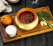 Борщ с гренками и сметаной