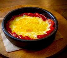 Жареный сулугуни с малиновым соусом