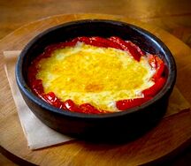 Помидоры, запеченные с сулугуни на кеци