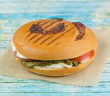 Панини с соусом песто, крымским луком и свежими томатами