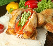 Курица гриль с салатом и соусами