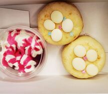 Ванильные сырники с соусом из малины и взбитых сливок