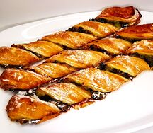 Косичка с фисташковым кремом, шоколадом и орехами
