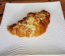Круассан с миндальной начинкой