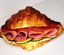 Круассан с индейкой и specialty соусом песто, сочными томатами и огурцами, сыром
