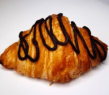 Круассан с шоколадной начинкой