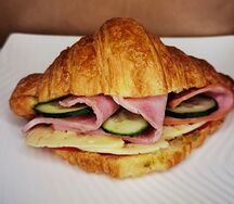 Французский круассан, много мяса, specialty соус песто, сочные томаты и огурцы, сыр