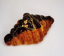 Круассан много начинки Nutella