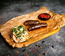 Колбаски гриль из мяса медведя
