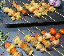 Куриные пикантные шашлычки с красным лучком
