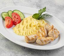 Шашлычок  куриный с картофельным пюре и  овощами