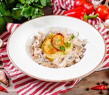 Бефстроганов с пюре и грибами